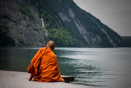 I monaci e la bella donna: un antico racconto buddista che ci insegna a lasciar andare