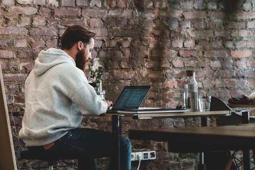 Troppe ore al pc: come le affrontano i nomadi digitali