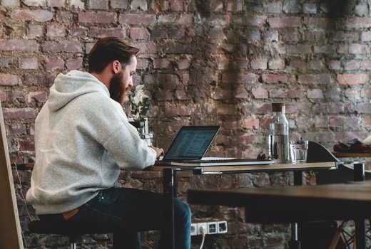 Troppe ore al pc: come le affrontano i nomadi digitali